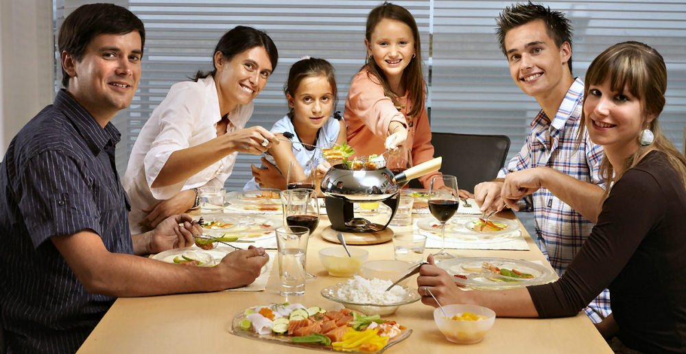 Familie beim Gemüsefondue
